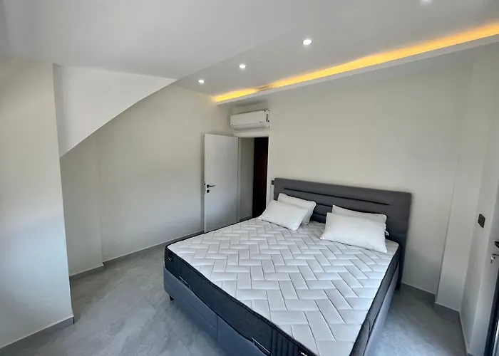 New By Cleopatra Αλάνια